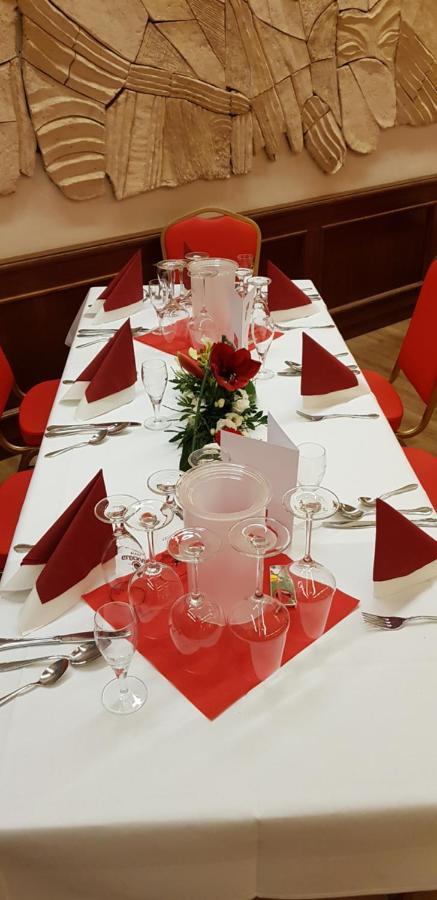 Hotel DREI SCHWANEN - Ristorante Due Fratelli Hohenstein-Ernstthal Buitenkant foto