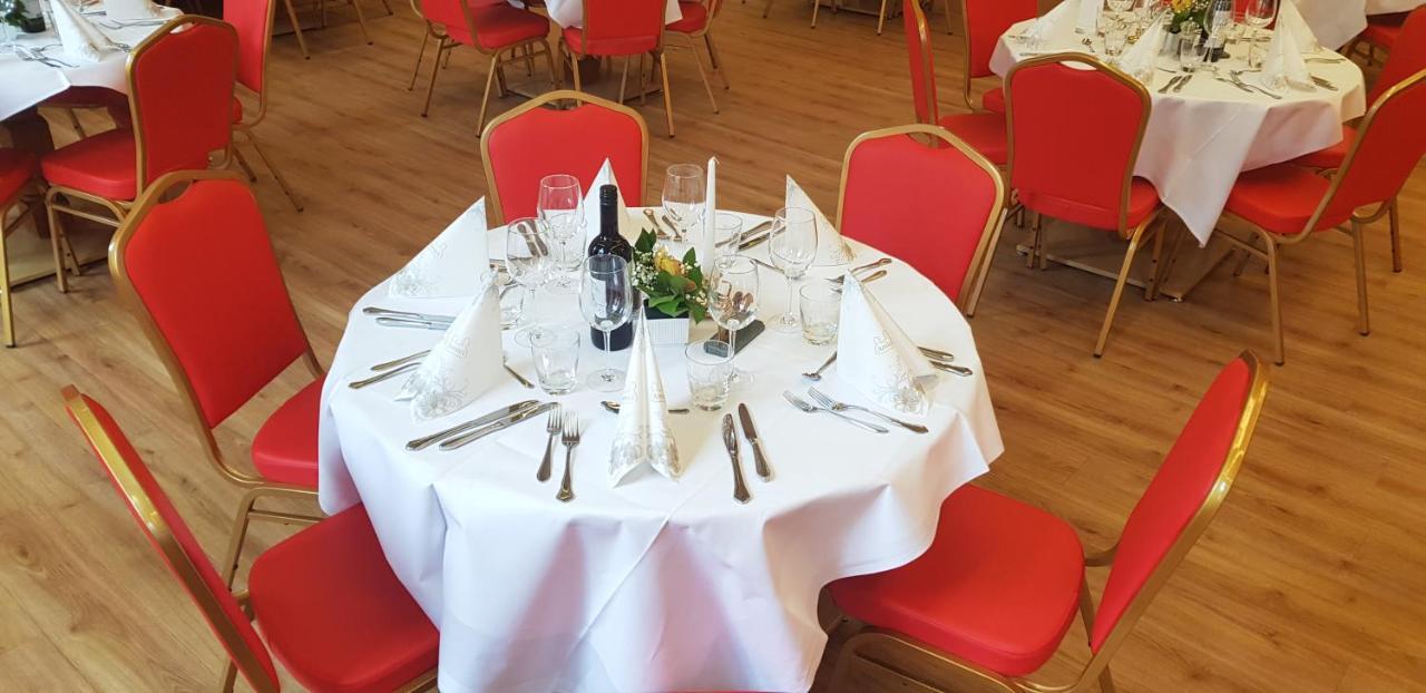 Hotel DREI SCHWANEN - Ristorante Due Fratelli Hohenstein-Ernstthal Buitenkant foto
