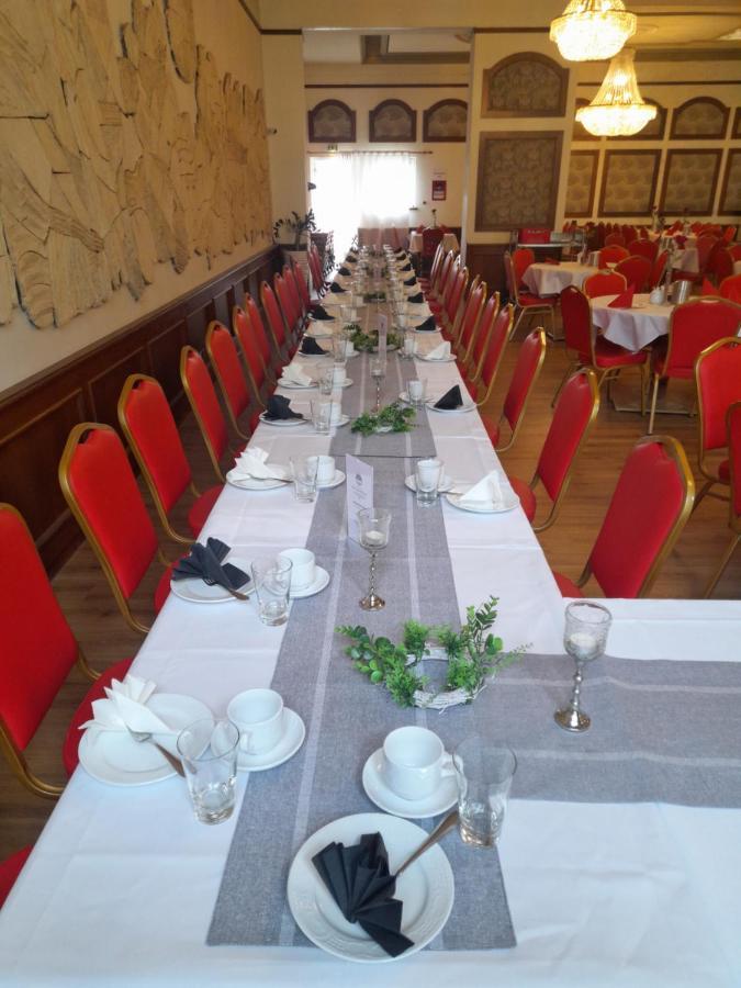 Hotel DREI SCHWANEN - Ristorante Due Fratelli Hohenstein-Ernstthal Buitenkant foto