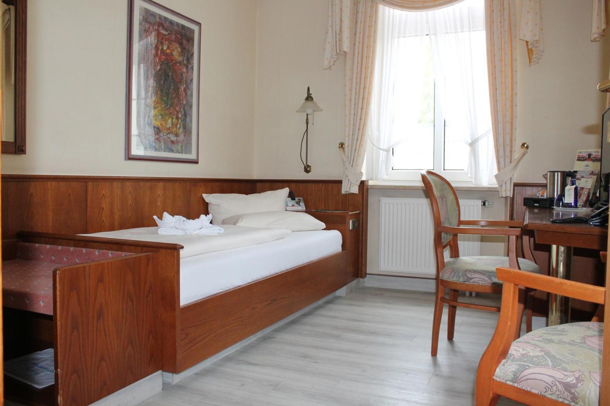 Hotel DREI SCHWANEN - Ristorante Due Fratelli Hohenstein-Ernstthal Buitenkant foto