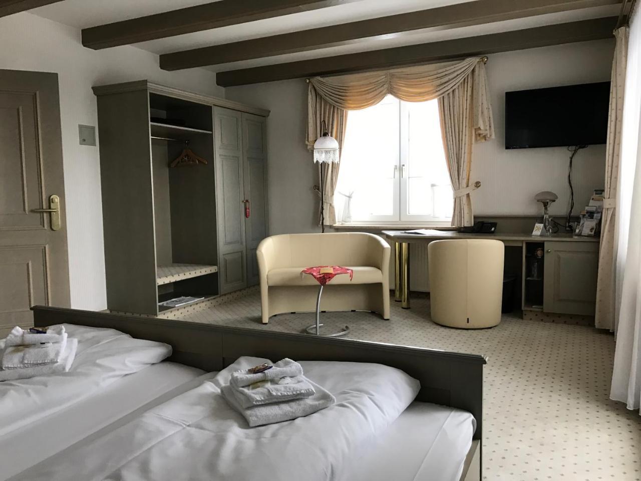 Hotel DREI SCHWANEN - Ristorante Due Fratelli Hohenstein-Ernstthal Buitenkant foto